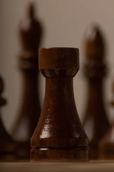 Schwarzer Turm Auf Dem Hintergrund Der Restlichen Schachfiguren — Stockfoto