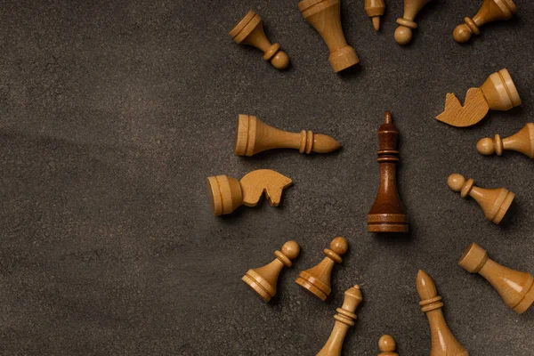 Siyah kral, siyah arka planda beyaz satranç taşları arasında