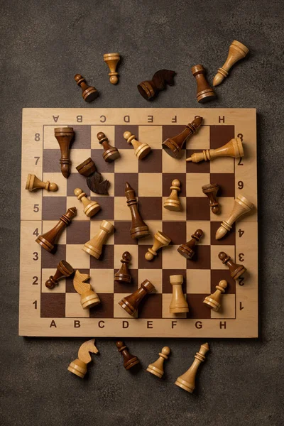 Šachové Figurky Jsou Chaoticky Roztroušeny Šachovnici — Stock fotografie