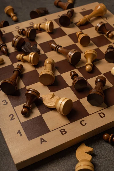 Šachové Figurky Jsou Chaoticky Roztroušeny Šachovnici — Stock fotografie