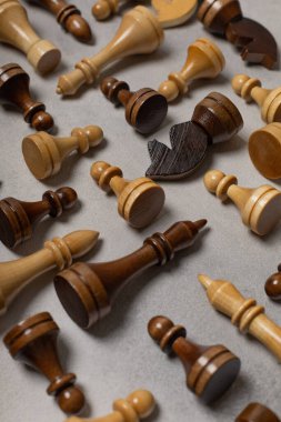 Hafif arkaplanda satranç taşları deseni