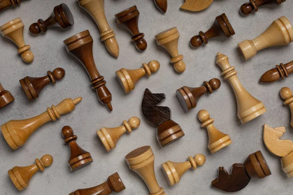 Hafif arkaplanda satranç taşları deseni