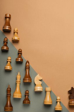 Düz bir arkaplan görünümünde satranç