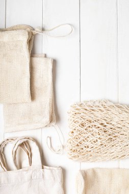 Beyaz arka planda çevre dostu pamuk torbaları