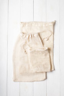 Beyaz arka planda çevre dostu pamuk torbaları