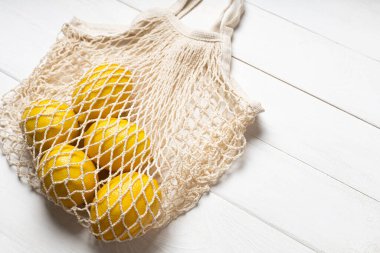 Çevre dostu bir çantada olgun limonlar