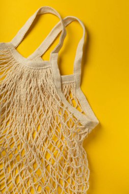 Sarı arka planda çevre dostu çanta