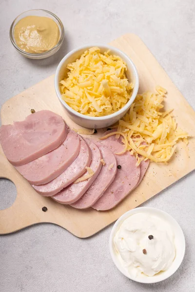 Jambon, peynir, ekşi krema ve hardal tahtada