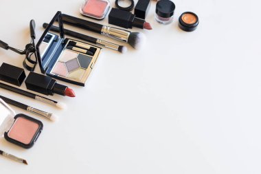 Beyaz arkaplanda dekoratif kozmetik ürünler