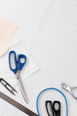 Kesim masasındaki terzi aletleri