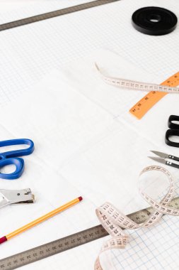 Kesim masasındaki terzi aletleri