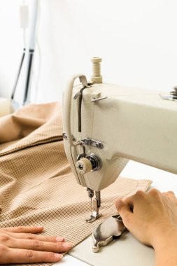 Hafif arkaplanda dikiş makinesi ve kumaş