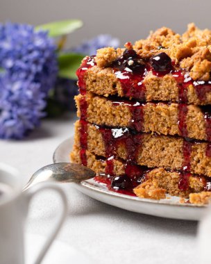 Beyaz arka planda havuçlu kek.