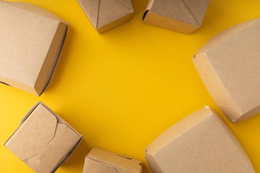 Parlak arkaplanda yiyecek teslimatı için plastik kutular
