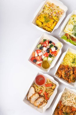 Beyaz arka planda konteynırlarda yiyecek teslimatı