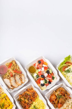 Beyaz arka planda konteynırlarda yiyecek teslimatı