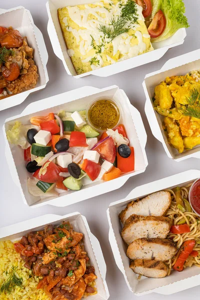 Beyaz arka planda konteynırlarda yiyecek teslimatı