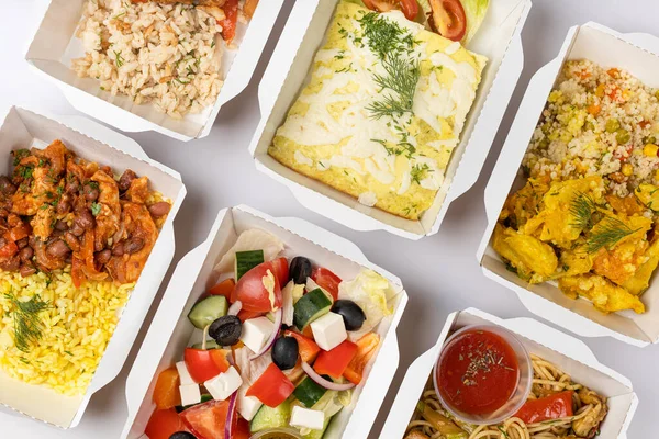 Beyaz arka planda konteynırlarda yiyecek teslimatı