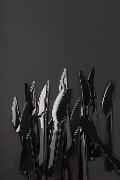 Пластиковые Одноразовые Черные Ножи Темном Фоне — стоковое фото
