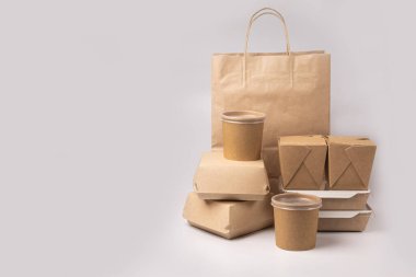 Gri arkaplanda tek kullanımlık yiyecek paketi