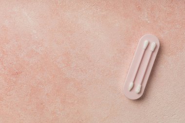 Pembe arka planda yeniden kullanılabilir kulak çubukları