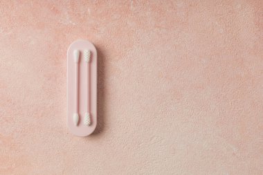 Pembe arka planda yeniden kullanılabilir kulak çubukları