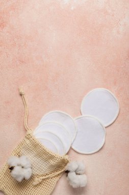 Pembe arka planda yeniden kullanılabilir pamuk pedler