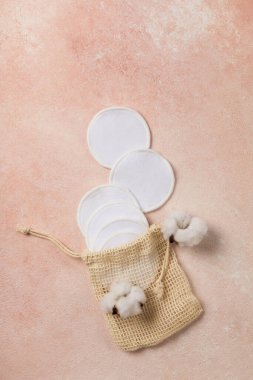 Pembe arka planda yeniden kullanılabilir pamuk pedler