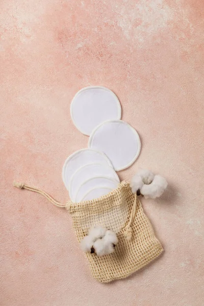 Pembe arka planda yeniden kullanılabilir pamuk pedler