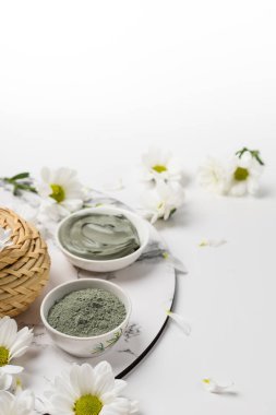 Mavi kozmetik kil tozlu iki kase ve beyaz arka planda mermer ıslak.