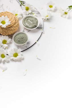 Mavi kozmetik kil tozlu iki kase ve beyaz arka planda mermer ıslak.