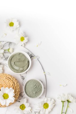 Mavi kozmetik kil tozlu iki kase ve beyaz arka planda mermer ıslak.