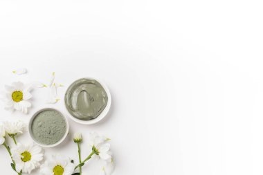 Yüz için kuru ve ıslak mavi killi iki beyaz kase.