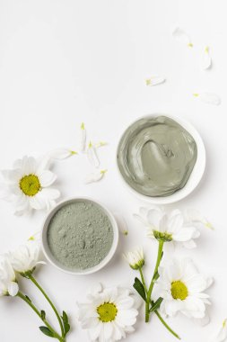 Yüz için kuru ve ıslak mavi killi iki beyaz kase.