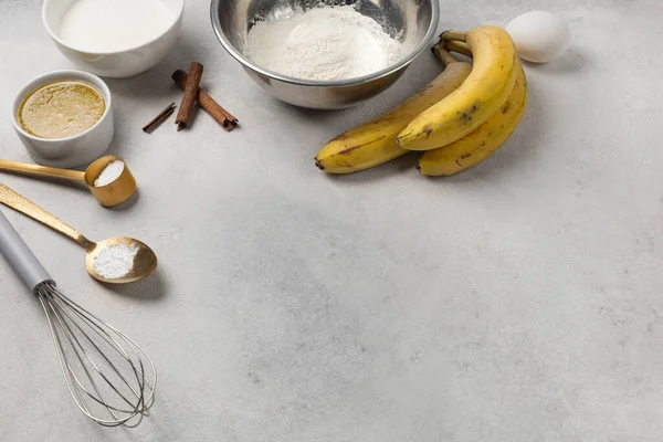 Ingrédients Pour Pain Banane Dans Des Bols Sur Fond Gris — Photo