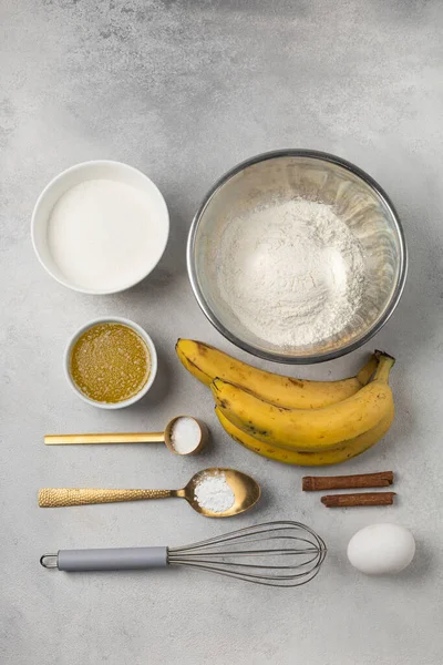 Ingrédients Pour Pain Banane Dans Des Bols Sur Fond Gris — Photo