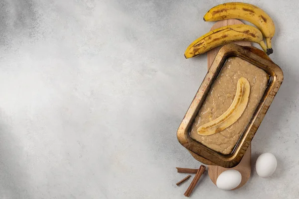 Massa Crua Pão Banana Forma Retangular Com Ingredientes Sobre Fundo — Fotografia de Stock