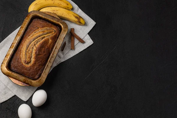 Pão Banana Fresco Pronto Assadeira Retangular Com Ingredientes Fundo Escuro — Fotografia de Stock