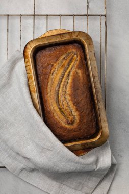 Taze muz ekmeği fırındaki tel askıda hafif bir arka planda.