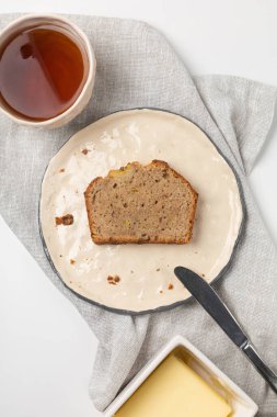 Çay ve tereyağlı muzlu ekmek.
