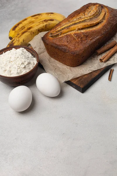 Ready Fresh Banana Bread Rectangular Baking Dish Ingredients Light Background — Stock Photo, Image