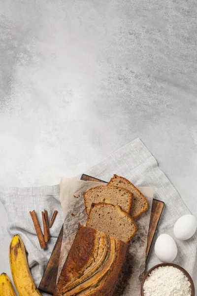 Sliced Fresh Banana Bread Ingredients Light Background — Stock Photo, Image