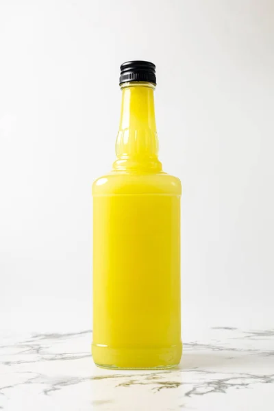 Egy Üveg Friss Limoncello Fehér Tányéron Márványasztalon — Stock Fotó