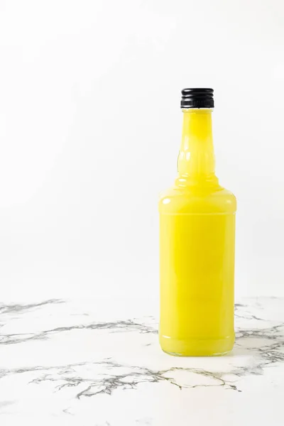 Пляшка Свіжого Лимонника Білій Тарілці Мармуровому Столі — стокове фото