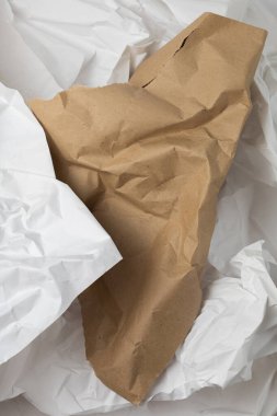 Beyaz ve kahverengi yırtık Kraft kırışık ambalaj kağıdı arka planı