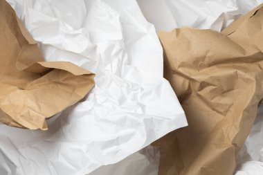 Beyaz ve kahverengi yırtık Kraft kırışık ambalaj kağıdı arka planı