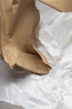 Beyaz ve kahverengi yırtık Kraft kırışık ambalaj kağıdı arka planı