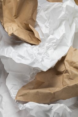 Beyaz ve kahverengi yırtık Kraft kırışık ambalaj kağıdı arka planı