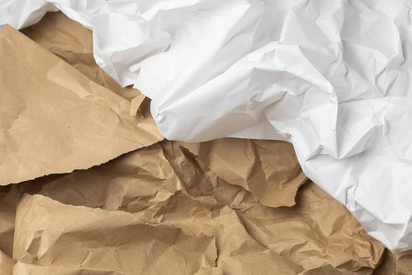 Beyaz ve kahverengi yırtık Kraft kırışık ambalaj kağıdı arka planı