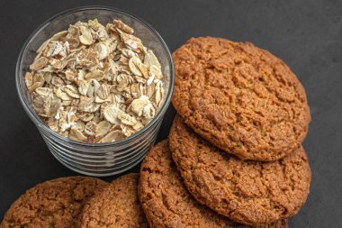 Yulaf kurabiyesi. Diyet tatlılar. Yulaf gevreği. Besleyici bir kahvaltı. Mısır gevreği ekmeği. Kahvaltıda yulaf ezmesi. Sağlıklı yiyecekler. Sağlıklı beslenme. Ev yapımı pişirme. Az yağlı kurabiye tarifi.